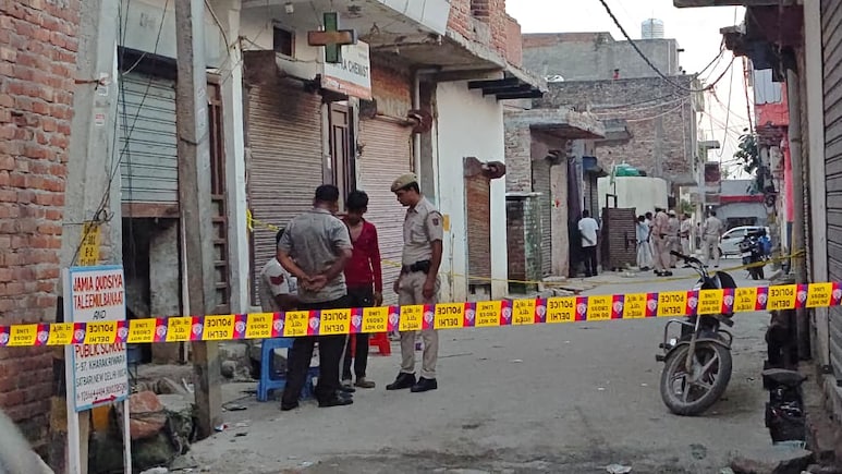 Delhi Triple Murder:  चाकूने भोसकले, विटांनी ठेचले... दिल्लीत मुलानेच आई-वडील आणि भावाची केली हत्या