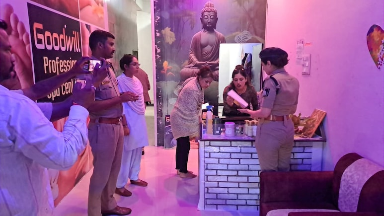 आपत्तिजनक हालत में मिले महिला और ग्राहक, पुलिस ने देह व्यापार का भंडाफोड़ कर दोनों को किया गिरफ्तार  
