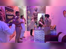 आपत्तिजनक हालत में मिले महिला और ग्राहक, पुलिस ने देह व्यापार का भंडाफोड़ कर दोनों को किया गिरफ्तार   आपत्तिजनक हालत में मिले महिला और ग्राहक, पुलिस ने देह व्यापार का भंडाफोड़ कर दोनों को किया गिरफ्तार