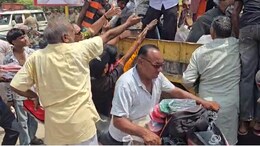 बिजली विभाग के खिलाफ चप्पल प्रदर्शन, आयोजकों ने प्रोटेस्ट के लिए बांटा चप्पल... कुछ लोग लेकर चलते बने