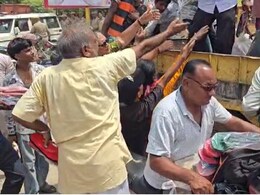 बिजली विभाग के खिलाफ चप्पल प्रदर्शन, आयोजकों ने प्रोटेस्ट के लिए बांटा चप्पल... कुछ लोग लेकर चलते बने