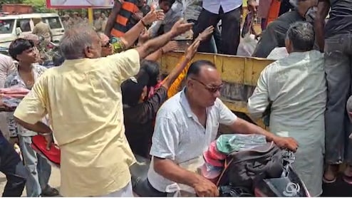 बिजली विभाग के खिलाफ चप्पल प्रदर्शन, आयोजकों ने प्रोटेस्ट के लिए बांटा चप्पल... कुछ लोग लेकर चलते बने