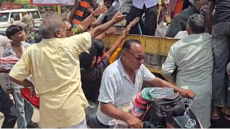 बिजली विभाग के खिलाफ चप्पल प्रदर्शन, आयोजकों ने प्रोटेस्ट के लिए बांटा चप्पल... कुछ लोग लेकर चलते बने बिजली विभाग के खिलाफ चप्पल प्रदर्शन, आयोजकों ने प्रोटेस्ट के लिए बांटा चप्पल... कुछ लोग लेकर चलते बने