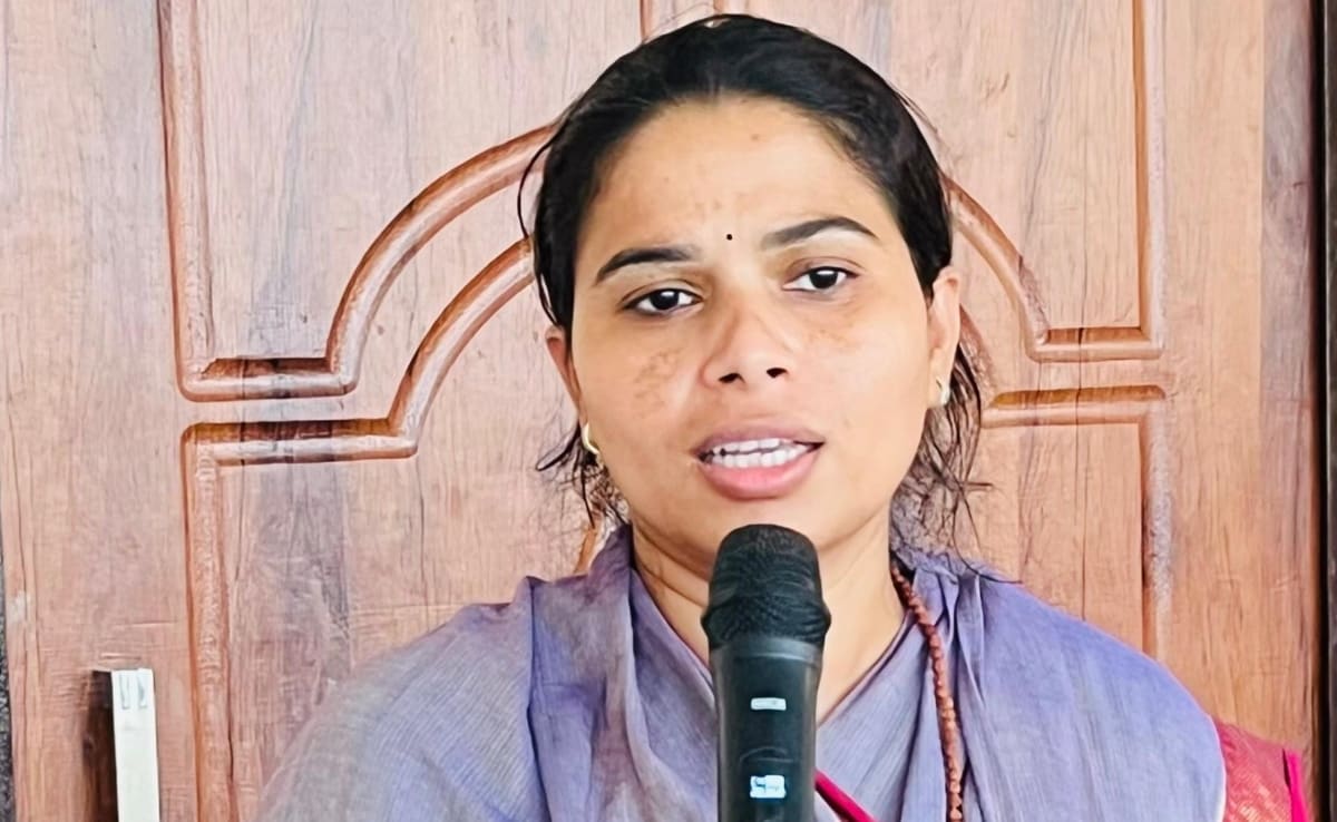 पति राजू पाल की 2005 में हुई हत्या के बाद पूजा पाल राजनीति में आई हैं. पति राजू पाल की 2005 में हुई हत्या के बाद पूजा पाल राजनीति में आई हैं.