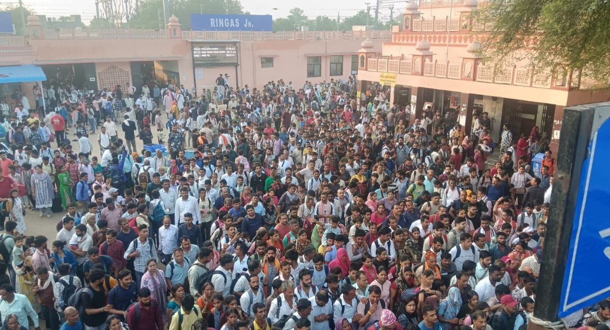 रींगस रेलवे स्टेशन पर श्याम भक्तों की भारी भीड़ उमड़ पड़ी है. रींगस रेलवे स्टेशन पर श्याम भक्तों की भारी भीड़ उमड़ पड़ी है.