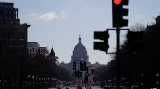 बजट की मंजूरी में फंडिंग की समय सीमा चूकने के कारण अमेरिकी सरकार का कामकाज ठप हो गया