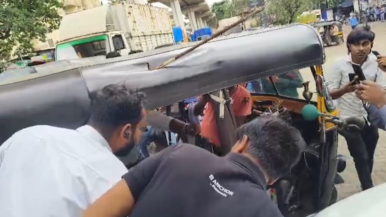मेट्रो साइट से गिरी लोहे की रॉड युवक के सिर में घुसी, MMRDA ने जताया खेद, ठेकेदार पर 50 लाख का जुर्माना मेट्रो साइट से गिरी लोहे की रॉड युवक के सिर में घुसी, MMRDA ने जताया खेद, ठेकेदार पर 50 लाख का जुर्माना