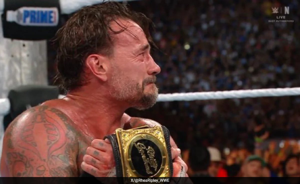 CM Punk Stunned As 'Injured' Seth Rollins Cashes Money In The Bank, Snatches World Heavyweight Title