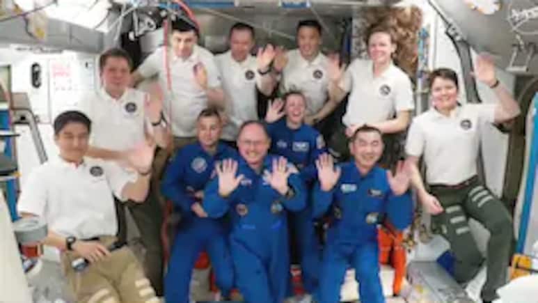 SpaceX Delivers 4 Astronauts To International Space Station Just 15 Hours After Launch SpaceX Delivers 4 Astronauts To International Space Station Just 15 Hours After Launch