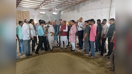 रायसेन में मूंग के साथ नमी और कचरा भी तौल रहा था संचालक, शिवराज सिंह ने कही कार्रवाई की बात