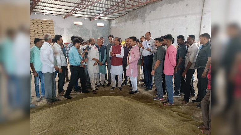 रायसेन में मूंग के साथ नमी और कचरा भी तौल रहा था संचालक, शिवराज सिंह ने कही कार्रवाई की बात रायसेन में मूंग के साथ नमी और कचरा भी तौल रहा था संचालक, शिवराज सिंह ने कही कार्रवाई की बात