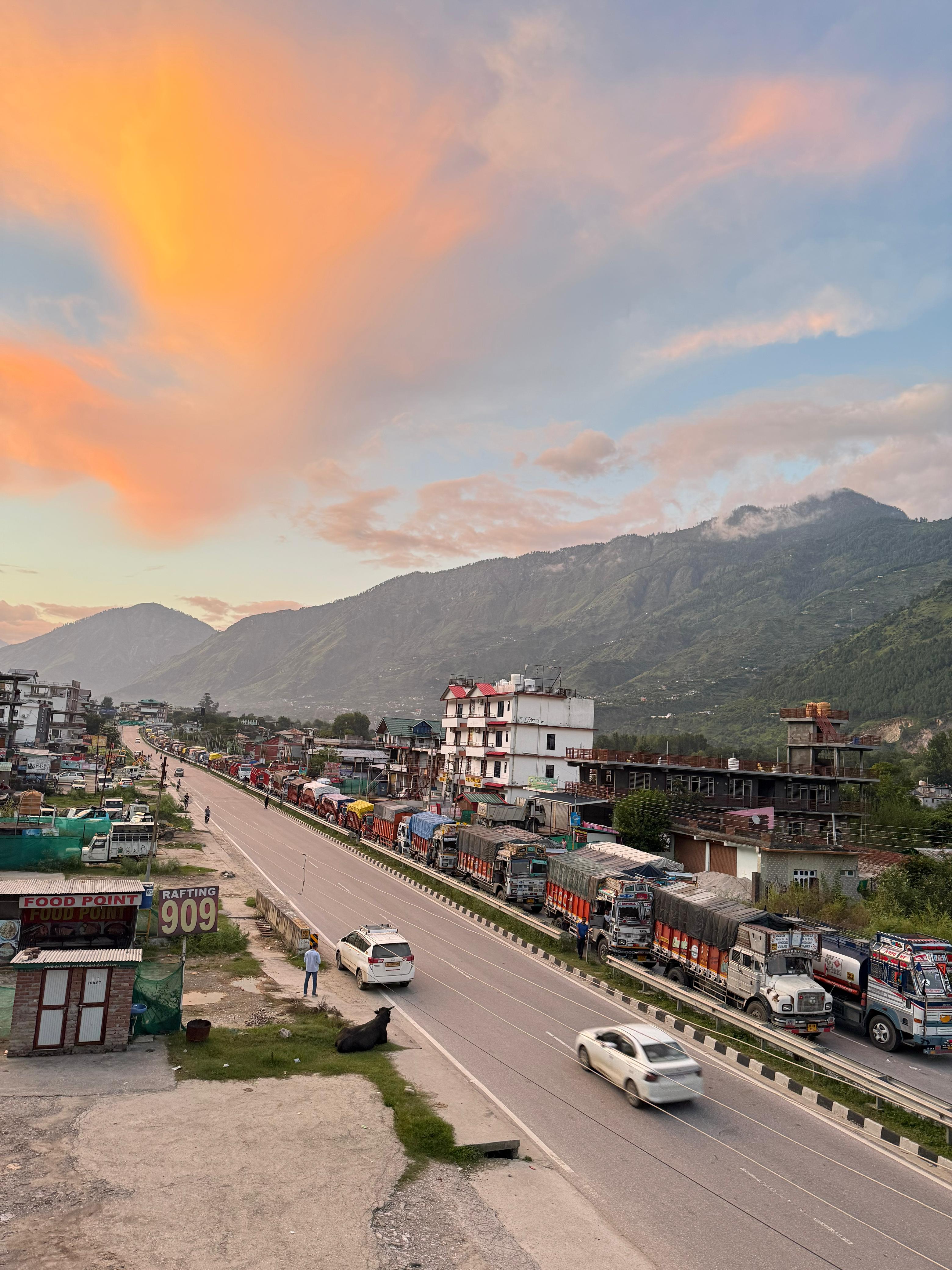 50-km Traffic Jam On Chandigarh-Kullu Highway, Hundreds Of Trucks Stuck