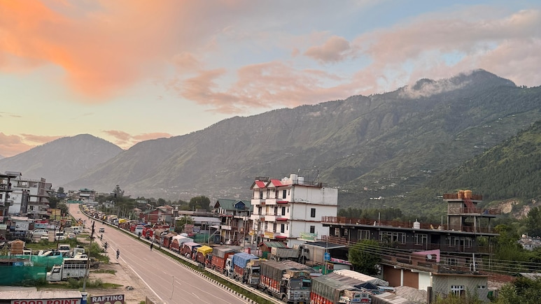 50-km Traffic Jam On Chandigarh-Kullu Highway, Hundreds Of Trucks Stuck
