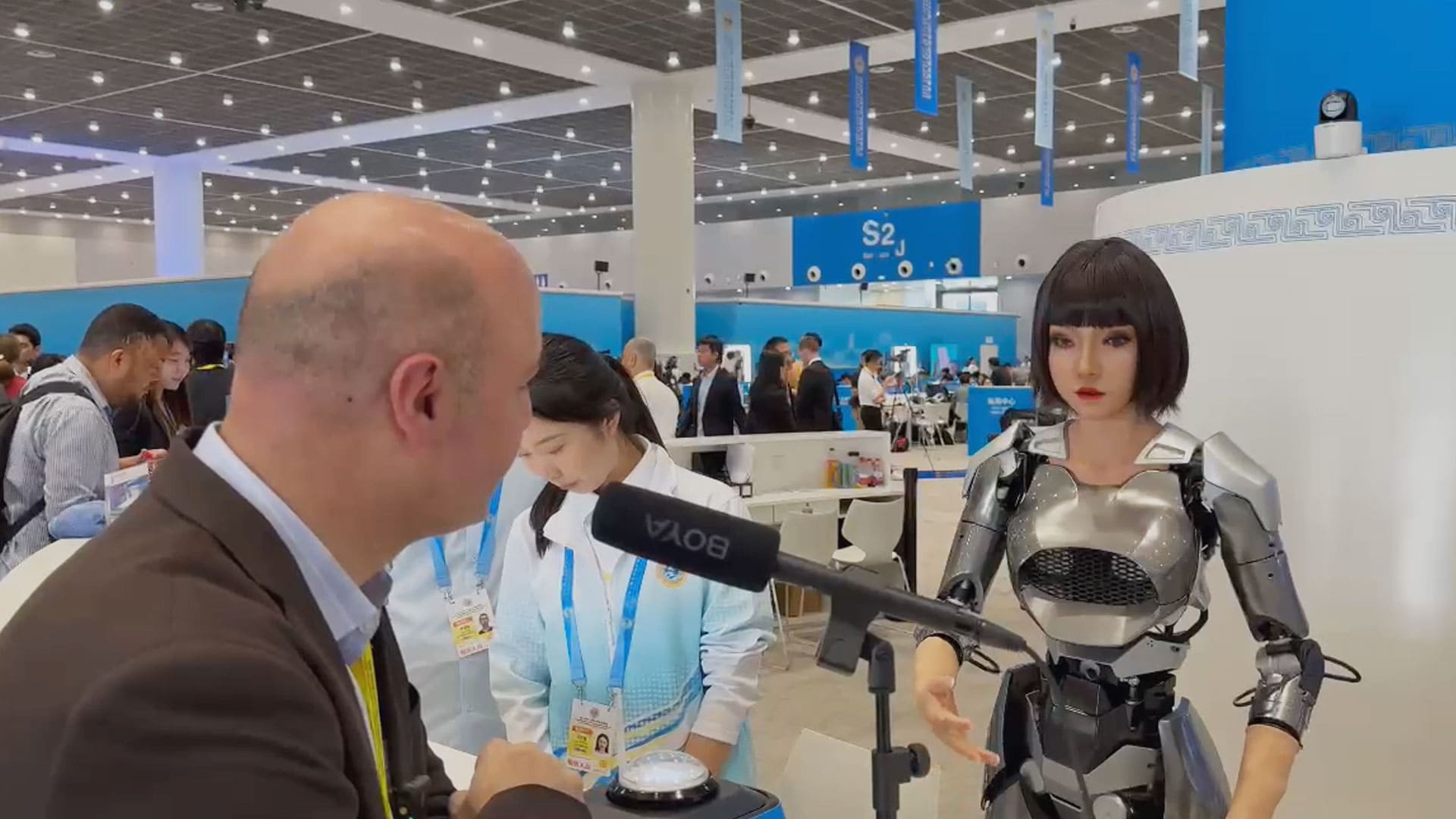 Video : NDTV Journalist Interacts With A Humanoid Robot At SCO Summit In China
