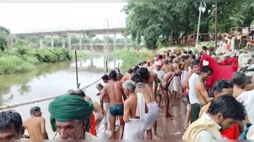 शनिश्चरी अमावस्या पर त्रिवेणी घाट पर हुआ फव्वारा स्नान, श्रद्धालुओं ने नहा कर छोड़े कपड़े, जूते -चप्पल 