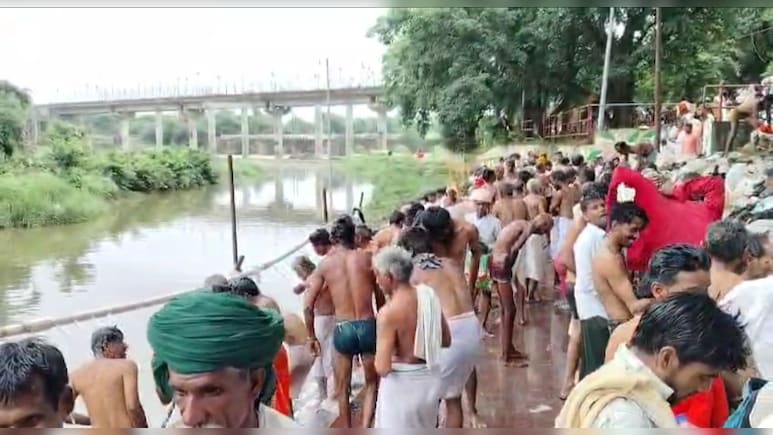 शनिश्चरी अमावस्या पर त्रिवेणी घाट पर हुआ फव्वारा स्नान, श्रद्धालुओं ने नहा कर छोड़े कपड़े, जूते -चप्पल शनिश्चरी अमावस्या पर त्रिवेणी घाट पर हुआ फव्वारा स्नान, श्रद्धालुओं ने नहा कर छोड़े कपड़े, जूते -चप्पल