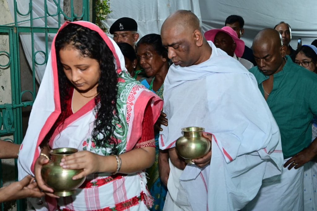 पत्नी कल्पना के साथ पिता के श्राद्धकर्म की रीति-रिवाजों को निभाते सीएम सोरेन. पत्नी कल्पना के साथ पिता के श्राद्धकर्म की रीति-रिवाजों को निभाते सीएम सोरेन.