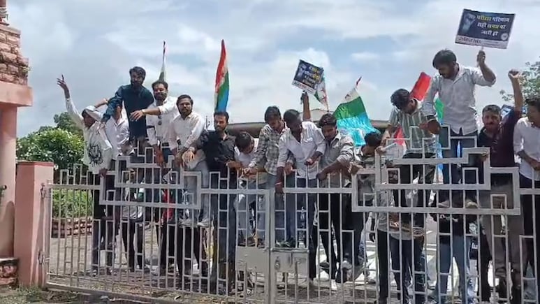 MDS University में हंगामा, बीए-बीएससी के रिजल्ट में गड़बड़ी; छात्रों ने जलाए टायर