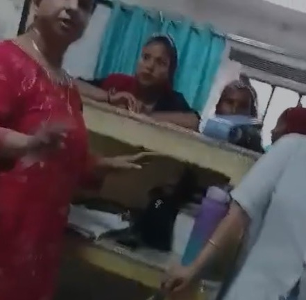 हिजाब को लेकर महिला डॉक्टर ने जताया ऐतराज, इंटर्न छात्रा ने बताया- आस्था से जु़ड़ा मामला, बहस का वीडियो वायरल