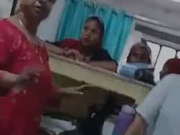 हिजाब को लेकर महिला डॉक्टर का ऐतराज, इंटर्न छात्रा ने बताया- धार्मिक आस्था का विषय, बहस का वीडियो वायरल हिजाब को लेकर महिला डॉक्टर का ऐतराज, इंटर्न छात्रा ने बताया- धार्मिक आस्था का विषय, बहस का वीडियो वायरल