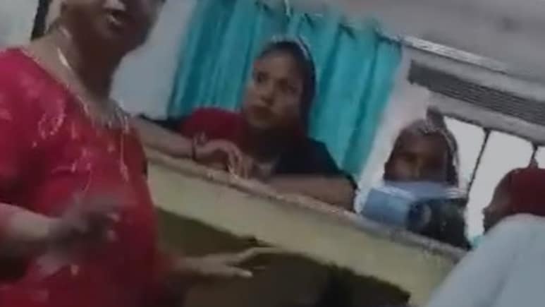 हिजाब को लेकर महिला डॉक्टर का ऐतराज, इंटर्न छात्रा ने बताया- धार्मिक आस्था का विषय, बहस का वीडियो वायरल हिजाब को लेकर महिला डॉक्टर का ऐतराज, इंटर्न छात्रा ने बताया- धार्मिक आस्था का विषय, बहस का वीडियो वायरल