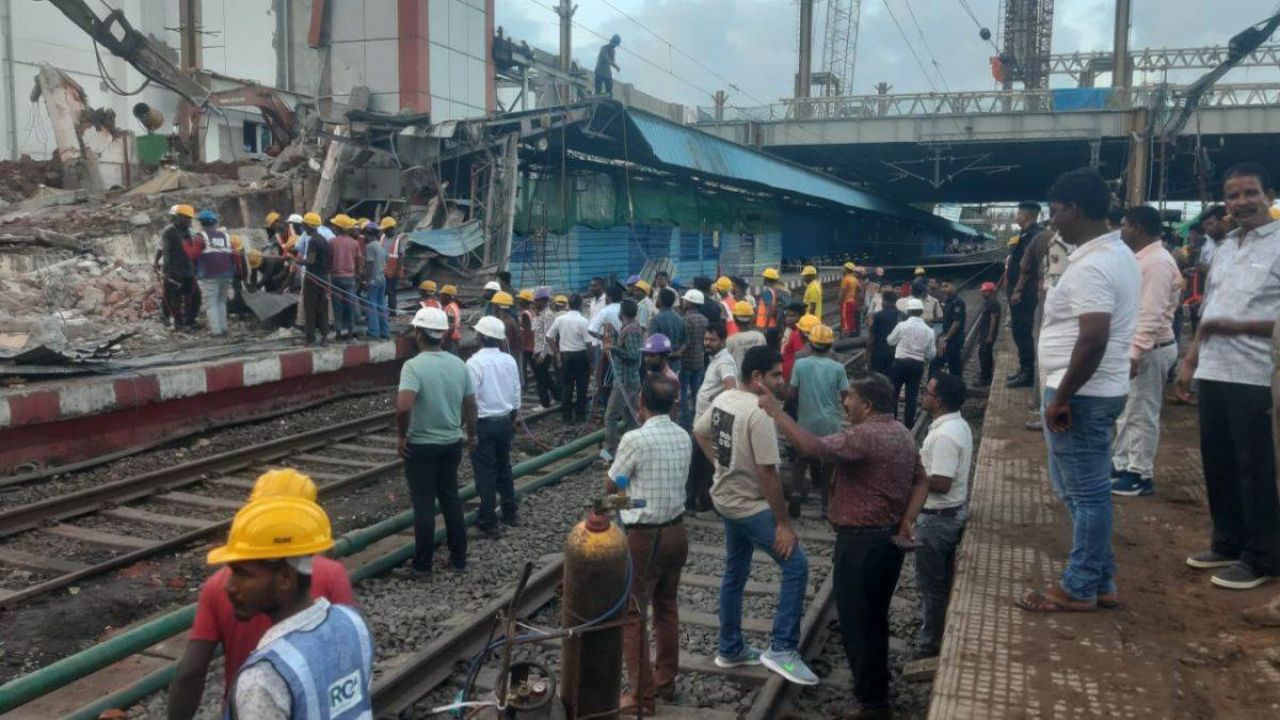 कटक रेलवे स्टेशन पर हुआ हादसा, प्लेटफॉर्म की छत का एक हिस्सा गिरा