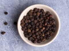 सुबह खाली पेट काली मिर्च का पानी पीने से क्या फायदे होते हैं?