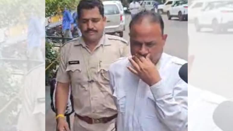 प्रधान की पत्नी ने ससुर पर लगाया छेड़खानी का आरोप, जांच के बाद हुआ गिरफ्तार... कोर्ट में दिखा मुंह छिपाते