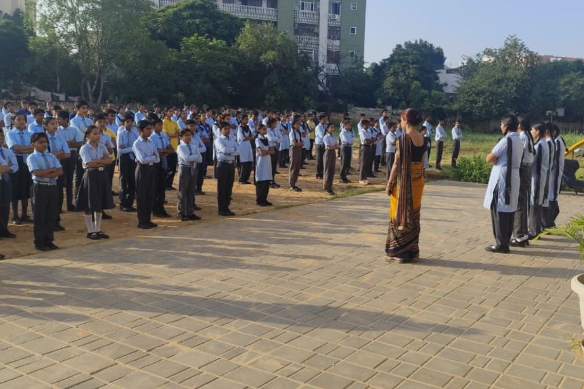 स्कूल में बच्चियों से छेड़खानी करता था टीचर, पत्नी ने शिक्षा विभाग में कर दी शिकायत, फिर...
