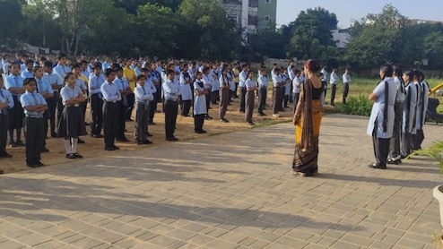 स्कूल में बच्चियों से छेड़खानी करता था टीचर, पत्नी ने शिक्षा विभाग में कर दी शिकायत, फिर...