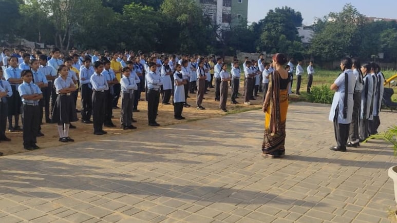 स्कूल में बच्चियों से छेड़खानी करता था टीचर, पत्नी ने शिक्षा विभाग में कर दी शिकायत, फिर... स्कूल में बच्चियों से छेड़खानी करता था टीचर, पत्नी ने शिक्षा विभाग में कर दी शिकायत, फिर...