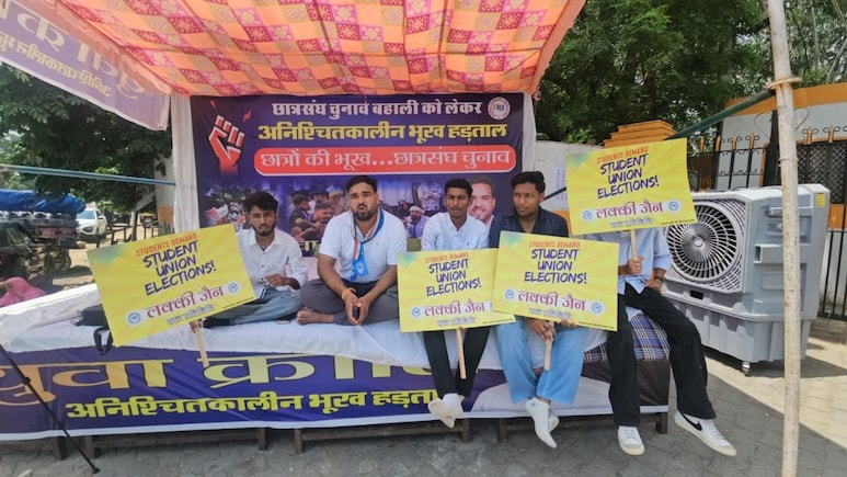 Rajasthan: छात्र संघ चुनाव रद्द करने पर बवाल! अजमेर में NSUI प्रतिनिधि लकी जैन ने शुरू की भूख हड़ताल Rajasthan: छात्र संघ चुनाव रद्द करने पर बवाल! अजमेर में NSUI प्रतिनिधि लकी जैन ने शुरू की भूख हड़ताल