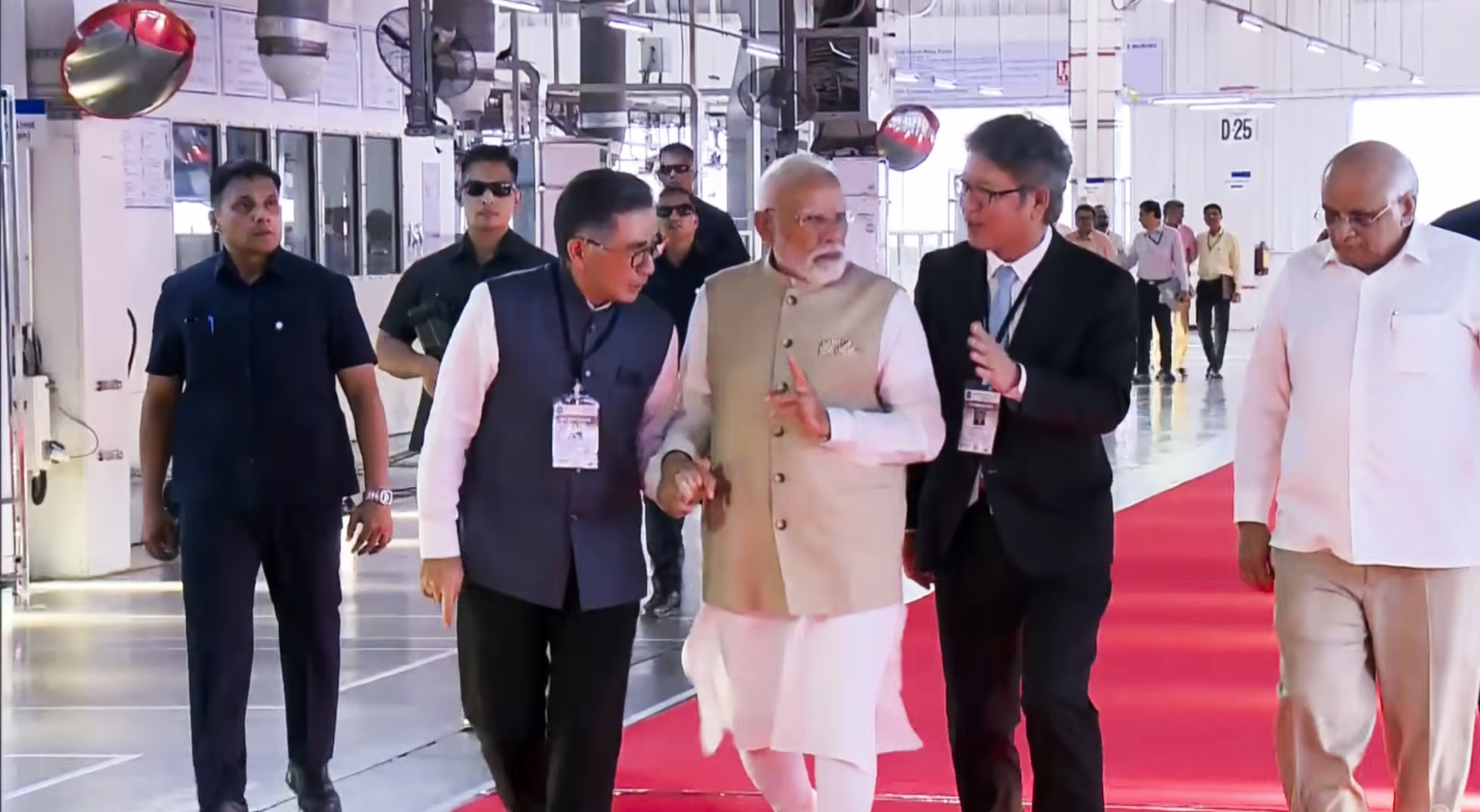 PM मोदी ने गुजरात में EV प्लांट को दिखाई हरी झंडी, 100 देशों को निर्यात होंगे वाहन