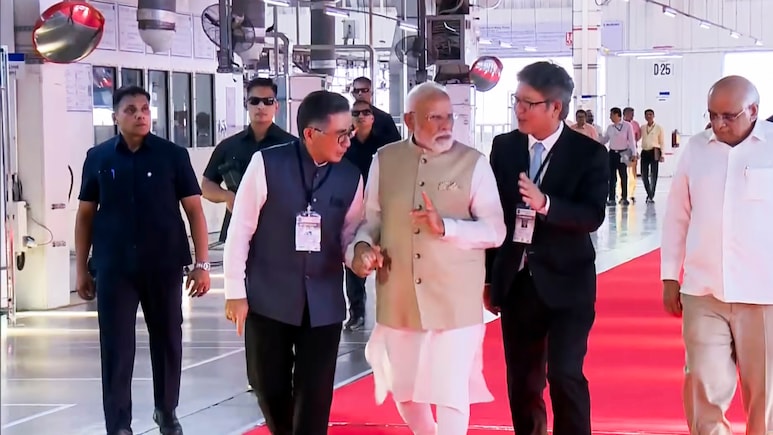 PM मोदी ने गुजरात में EV प्लांट को दिखाई हरी झंडी, 100 देशों को निर्यात होंगे वाहन