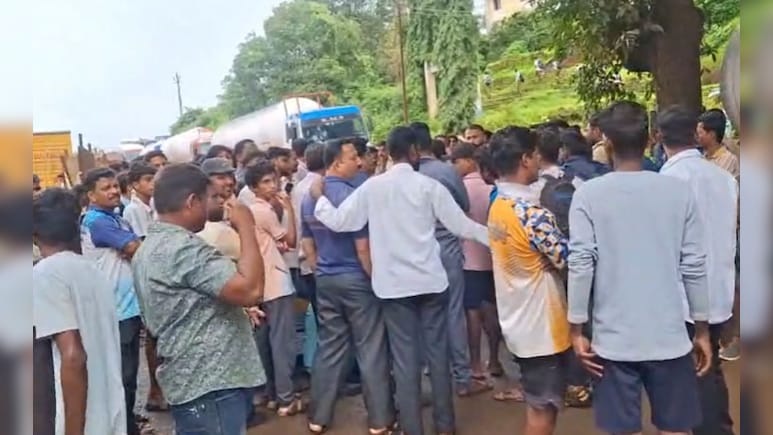 Mumbai Goa Highway: मुंबई-गोवा महामार्गावर अपघातांची मालिका सुरूच!  स्थानिकांचा रास्तारोको, ठेकेदाराला घेरलं