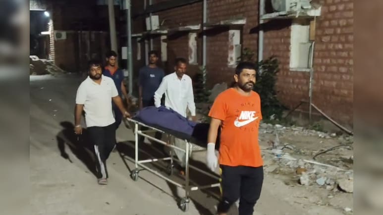 Rajasthan: कांस्टेबल की स्टेनोग्राफर पत्नी का शव पंखे पर लटका मिला, परिजन बोले- यह सुसाइड नहीं, मर्डर है Rajasthan: कांस्टेबल की स्टेनोग्राफर पत्नी का शव पंखे पर लटका मिला, परिजन बोले- यह सुसाइड नहीं, मर्डर है