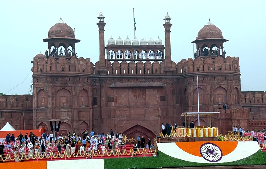 तिरंगे झंडे के रंग में रंगा पूरा हिंदुस्तान, फोटोज में देखिए कैसे मन रहा आजादी का जश्न