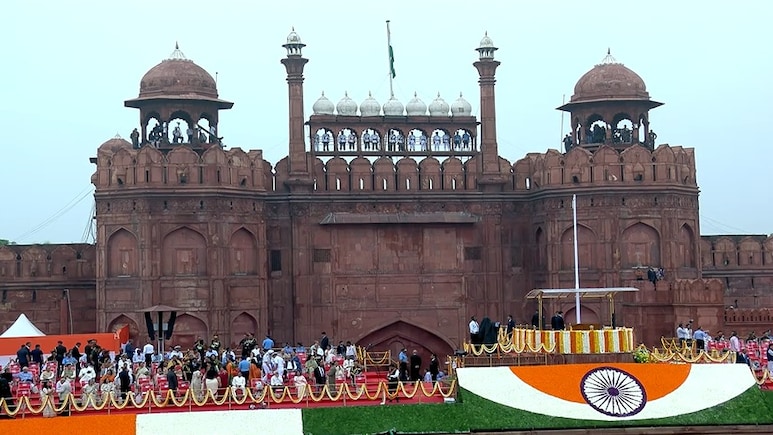 तिरंगे झंडे के रंग में रंगा पूरा हिंदुस्तान, फोटोज में देखिए कैसे मन रहा आजादी का जश्न तिरंगे झंडे के रंग में रंगा पूरा हिंदुस्तान, फोटोज में देखिए कैसे मन रहा आजादी का जश्न
