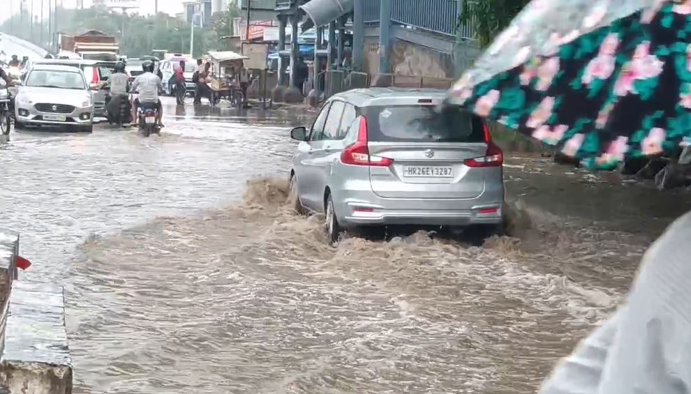 गुरुग्राम में बारिश से जलभराव ने खोली प्रशासन के दावों की पोल, रातभर बिजली न होने से भी परेशान रहे लोग