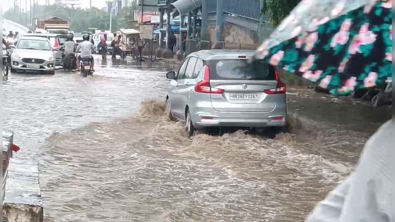 गुरुग्राम में बारिश से जलभराव ने खोली प्रशासन के दावों की पोल, रातभर बिजली न होने से भी परेशान रहे लोग गुरुग्राम में बारिश से जलभराव ने खोली प्रशासन के दावों की पोल, रातभर बिजली न होने से भी परेशान रहे लोग