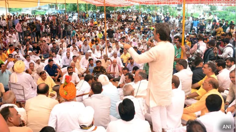 कन्यादानात सोन्याऐवजी रिव्हॉल्वर, तलवारीचा अनोखा 'हुंडा', मुलींच्या सुरक्षेसाठी पंचायतीचा अजब निर्णय