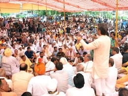 कन्यादानात सोन्याऐवजी रिव्हॉल्वर, तलवारीचा अनोखा 'हुंडा', मुलींच्या सुरक्षेसाठी पंचायतीचा अजब निर्णय कन्यादानात सोन्याऐवजी रिव्हॉल्वर, तलवारीचा अनोखा 'हुंडा', मुलींच्या सुरक्षेसाठी पंचायतीचा अजब निर्णय