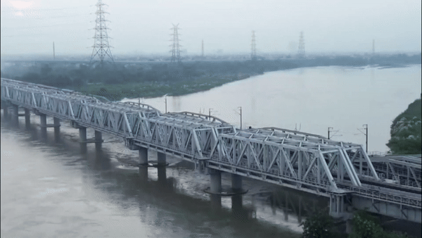 कितनी उफन रही यमुना, पुराने लोहा पुल पर कहां पहुंचा पानी, देखिए ड्रोन वीडियो से पूरा नजारा