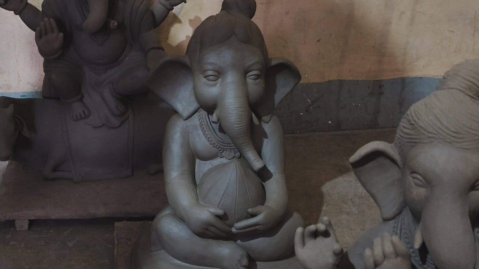 धमतरी में गणेश जी की मूर्ति बनाने का काम धमतरी में गणेश जी की मूर्ति बनाने का काम