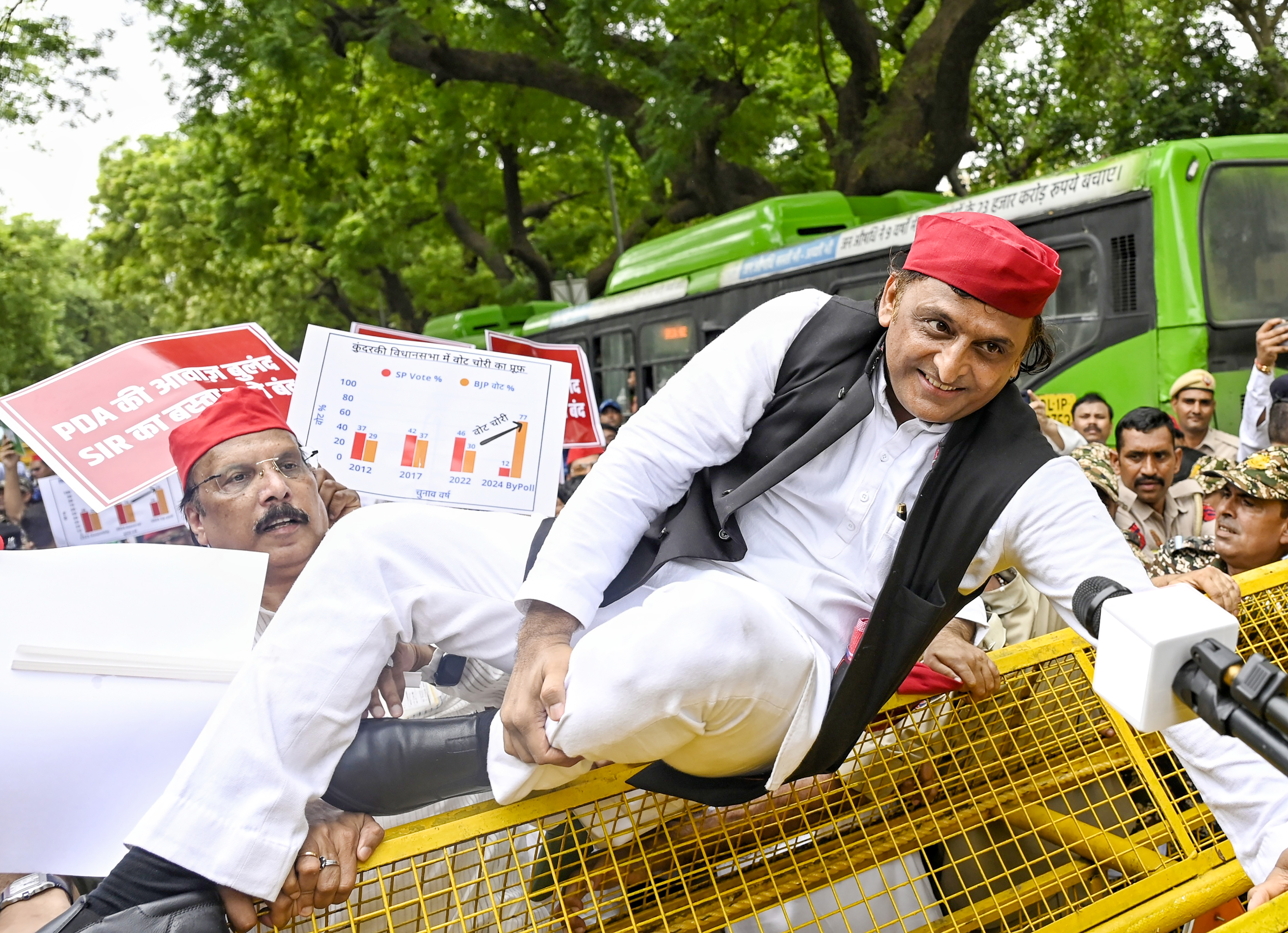 राहुल भी थे और प्रियंका भी थी, लेकिन जानिए आज विपक्ष के मार्च का 'मैन ऑफ द मैच' क्यों ले गए अखिलेश