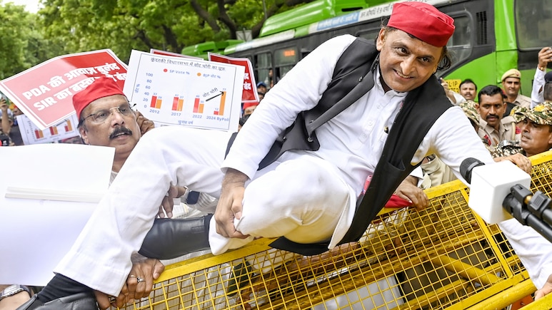 राहुल भी थे और प्रियंका भी थी, लेकिन जानिए आज विपक्ष के मार्च का 'मैन ऑफ द मैच' क्यों ले गए अखिलेश राहुल भी थे और प्रियंका भी थी, लेकिन जानिए आज विपक्ष के मार्च का 'मैन ऑफ द मैच' क्यों ले गए अखिलेश