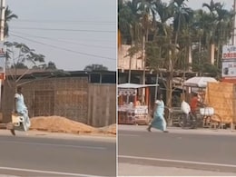 सड़क पर बेसुध दौड़ती-नाचती महिला का Video वायरल, मस्तमौला अंदाज देख बोले यूजर्स- वाह लाइफ हो तो ऐसी सड़क पर बेसुध दौड़ती-नाचती महिला का Video वायरल, मस्तमौला अंदाज देख बोले यूजर्स- वाह लाइफ हो तो ऐसी