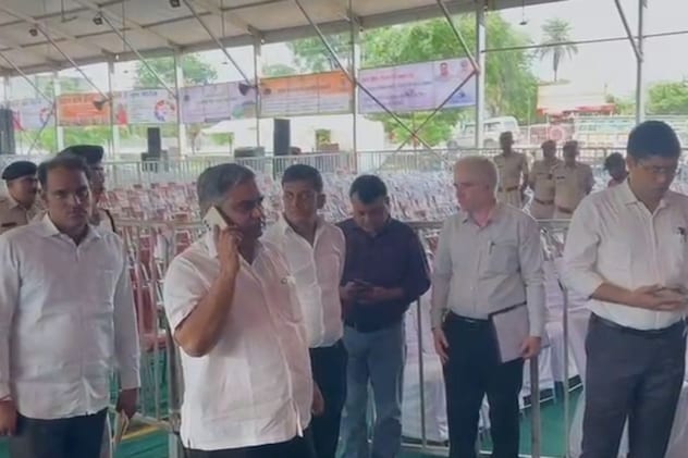 मुख्यमंत्री के बांसवाड़ा दौरे से पहले तैयारियों की समीक्षा करते अधिकारी मुख्यमंत्री के बांसवाड़ा दौरे से पहले तैयारियों की समीक्षा करते अधिकारी