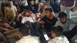 ABVP ने आधीरात&nbsp;को कलेक्टर बंगले के बाहर बिस्तर बिछाकर दिया धरना, इस बात को लेकर फूटा था गुस्सा&nbsp;