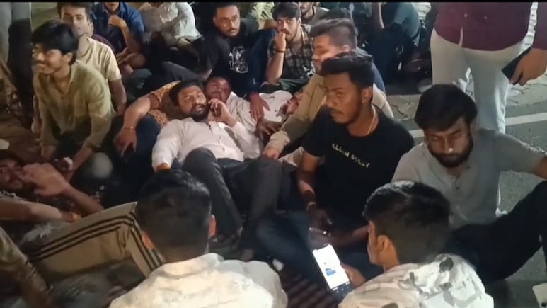 ABVP ने आधीरात को कलेक्टर बंगले के बाहर बिस्तर बिछाकर दिया धरना, इस बात को लेकर फूटा था गुस्सा 